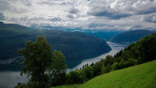 挪威的InnvikfjordenInnvik和Utvik村的景观全景