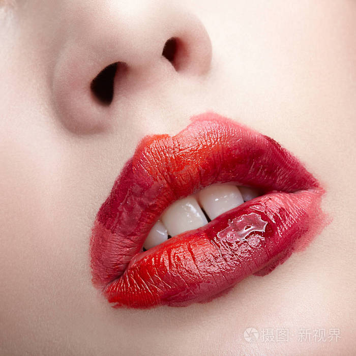 有完美嘴唇形状的女孩.