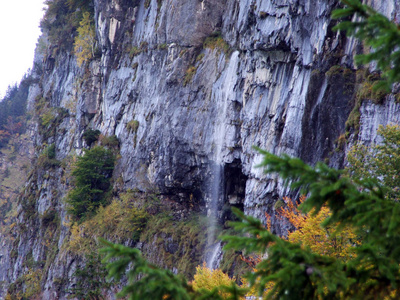 瑞士格拉鲁斯州Klontalersee湖山谷的季节性瀑布