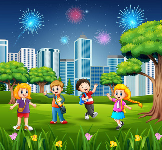 烟火城市城市公园里有烟火背景的快乐学童照片