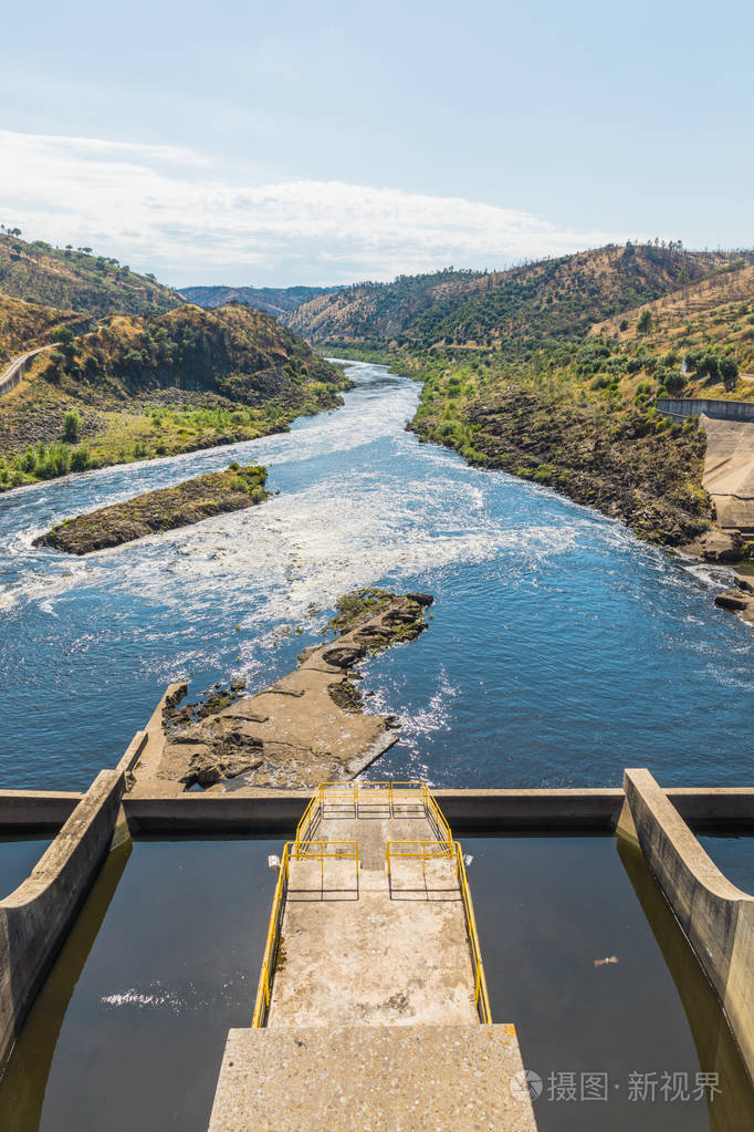 葡萄牙夏季白天的拦河坝景观