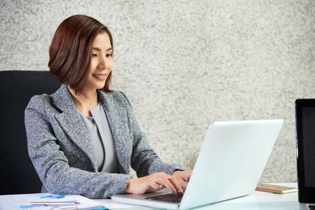 上班族工作图片