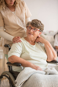 患有关节炎的老太太坐在养老院的轮椅上