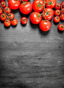新鲜成熟的西红柿。 在黑色背景上