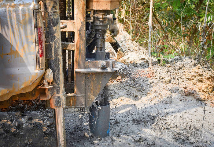 钻井地下水/挖掘地下水钻孔机安装在深层土壤和泥浆选择焦点上