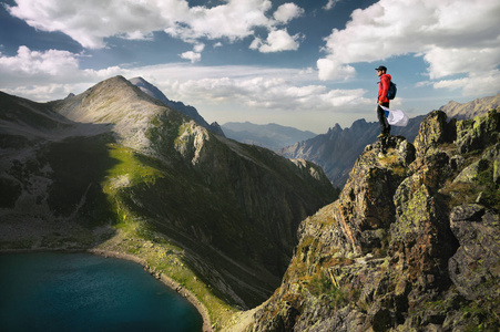 戴着帽子的西红柿图片