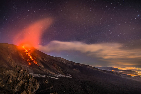 埃特纳火山。 从山顶火山口喷发