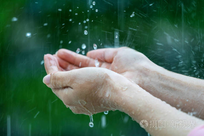 在雨中把湿漉漉的雌性手收起来