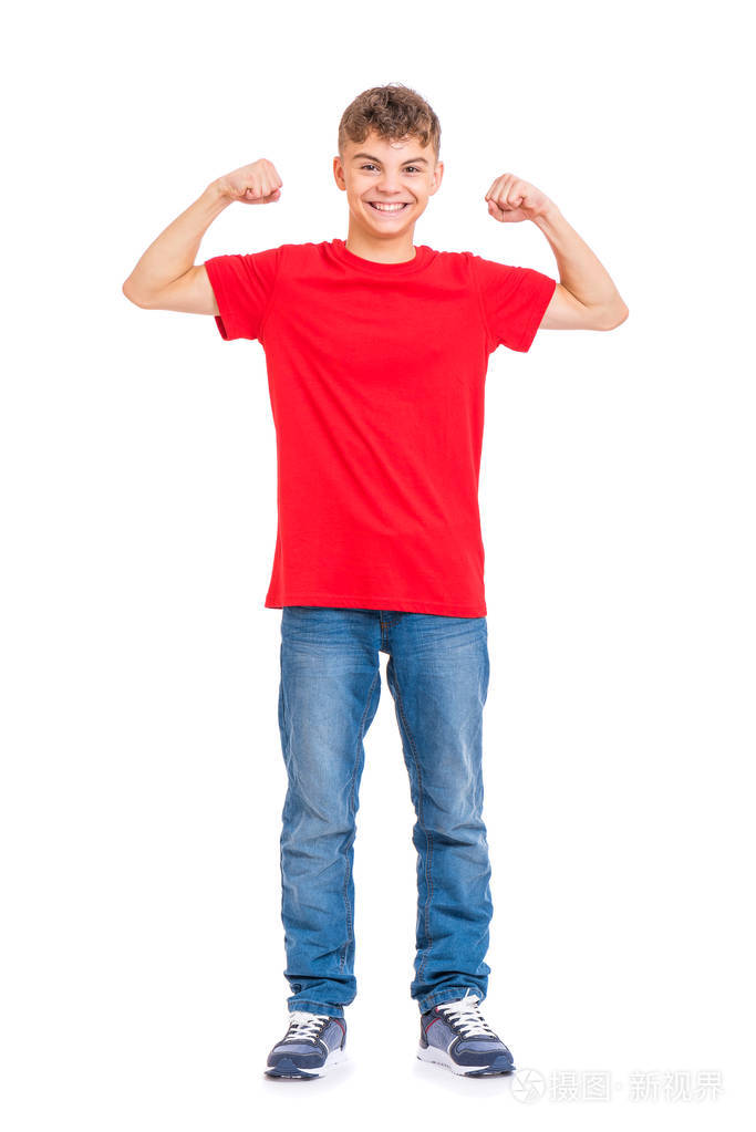 穿红色t恤的有趣少年炫耀他的二头肌.