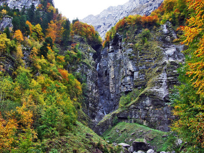瑞士格拉鲁斯州Klontalersee湖旁边的Klontalersee山谷中的Dungellauifall瀑布