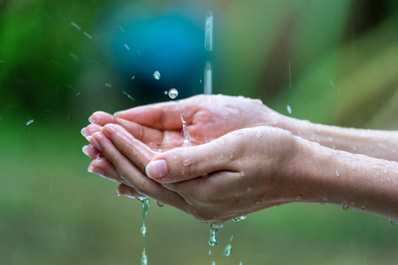 在雨中把湿漉漉的雌性手收起来照片