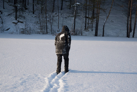 一个在雪地里行走的人.照片