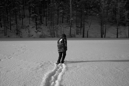 一个在雪地里行走的人。 黑白的