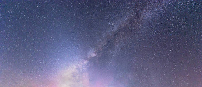 夜空和宇宙空间背景中有恒星的银河系。 闪烁恒星和行星的天文学