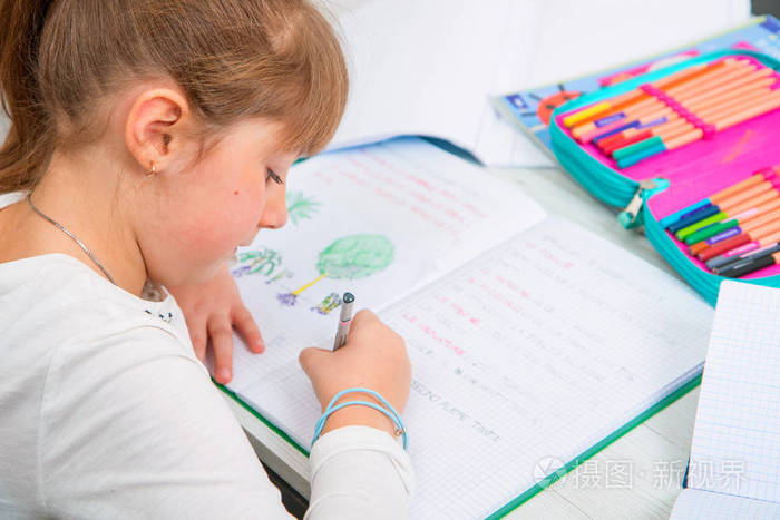 年轻女孩正在做家庭作业