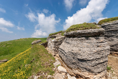 第一次世界大战的古代自然战壕岩溶岩层。 意大利维罗纳维尼纳高原的区域自然公园