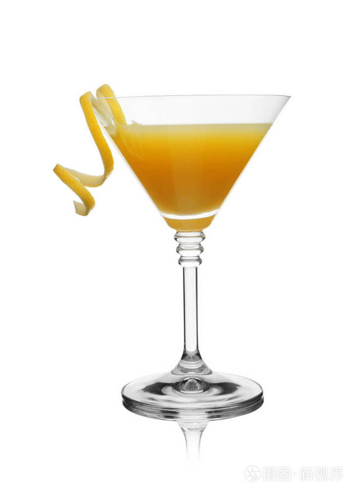 一杯马提尼鸡尾酒白色背景加柠檬味