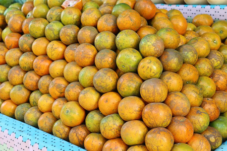 街头食物上的橙色水果