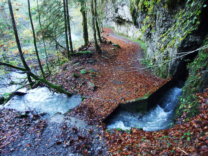 位于瑞士格拉鲁斯州克拉通州山谷的克拉通德雷西湖旁的喀斯特泉布劳埃