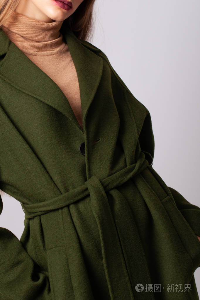 一个穿着时髦衣服的女孩特写照片