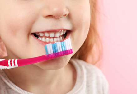 小女孩和她父亲一起在彩色背景上刷牙，有文字空间