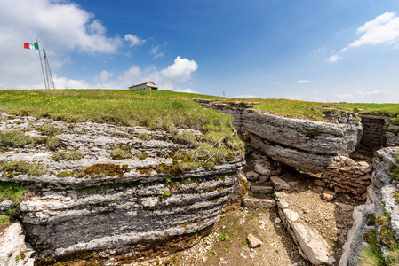 第一次世界大战的古代自然沟(岩溶岩层).