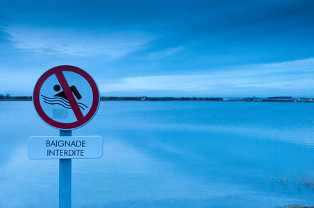 禁止使用的标志禁止在湖泊上方游泳