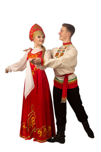 美丽的白种人在白色背景下，穿着俄罗斯民族服装跳舞。 完整的长度。