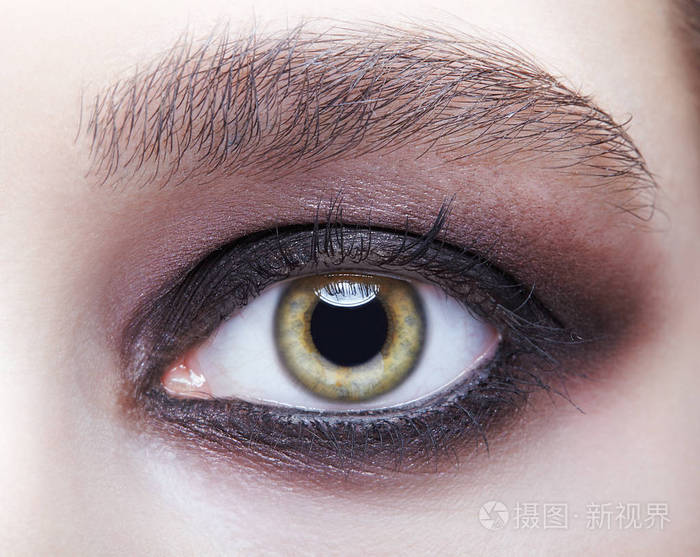 女孩有完美的皮肤绿色开心果颜色的眼睛和紫罗兰黑色烟熏的眼睛组成.