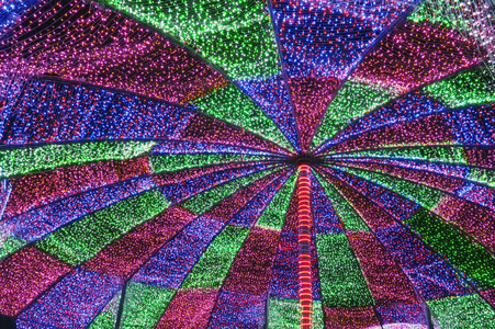 夜间雨伞形状的彩色装饰灯图片