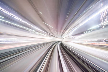 东京日本列车在隧道内移动的运动模糊。