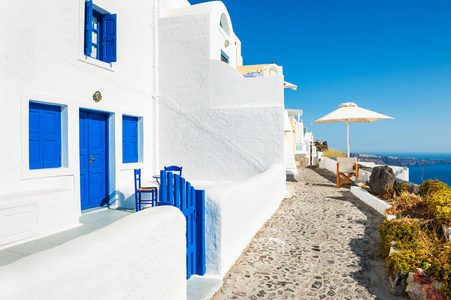 桑托里尼岛希腊的白色建筑。 美丽的夏季景观海景。
