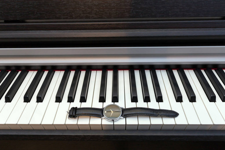 看钢琴键盘。 时间和音乐的概念。