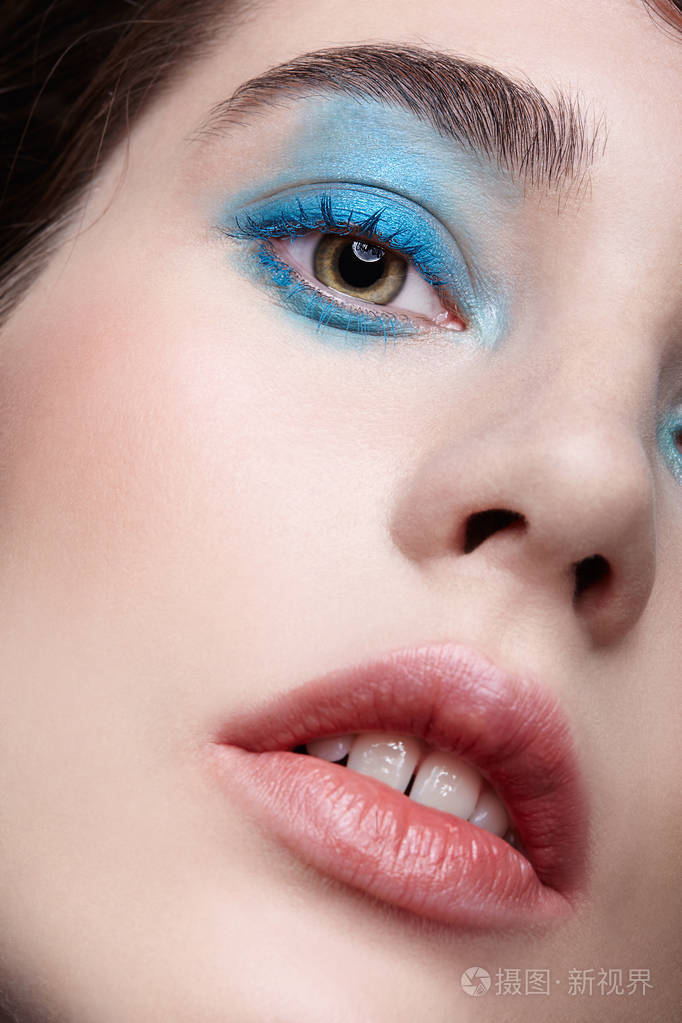 人类女人半张脸,有着不寻常的美容妆.