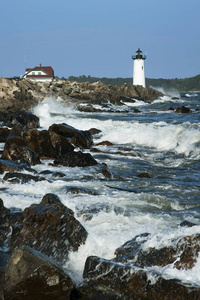 在涨潮期间，波撞在波茨茅斯港的岩石海岸线上，灯塔也被称为堡垒构成光，因为该地区是美国开始的地点。
