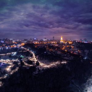 在夜晚, 一个大城市的壮观的夜晚天际线。乌克兰基辅