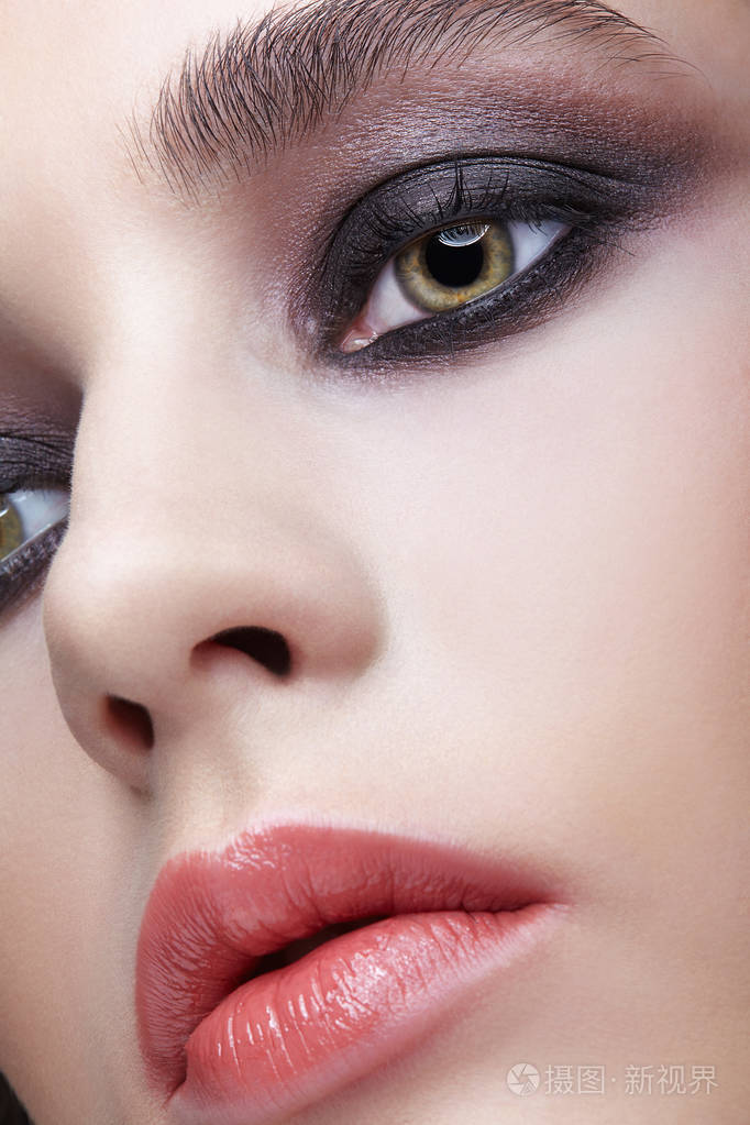 特写女性面部宏观肖像女人有着不寻常的晚上美丽的脸