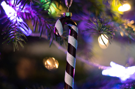 圣诞树上的圣诞彩灯和发光的灯光