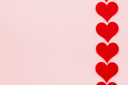 red hearts in a shape of a heart on pi照片