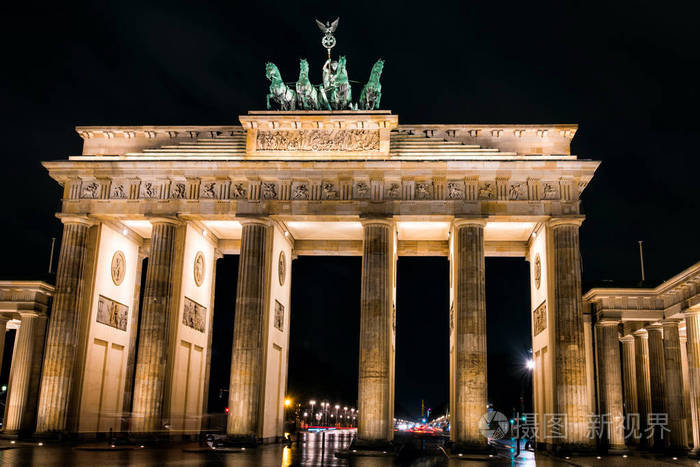 欧洲柏林勃兰登堡大门在晚上