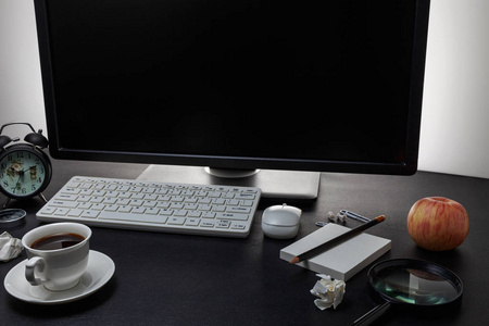 办公室桌子上有商务用品和黑色皮革上的咖啡休息。