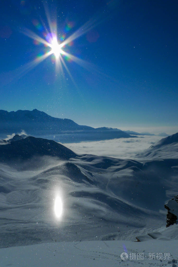 光晕效应太阳反射出雪在寒冷的天气里在高山上产生明亮的光柱闪耀在