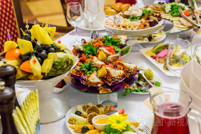 餐厅节日桌上的美食,小吃和水果.庆祝活动.餐饮.宴会桌.