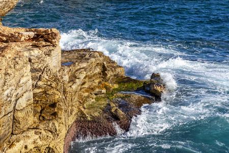 地中海岩石海岸附近如画的海浪