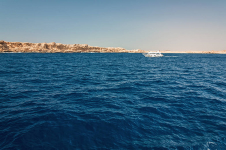 埃及的西奈山和风景如画的红海风景。在红海的游船之旅