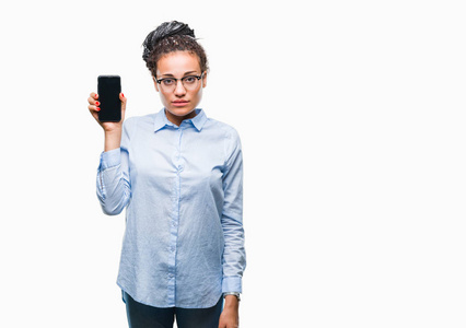年轻的发非洲裔美国商业女孩显示智能手机屏幕在孤立的背景上，自信的表情在聪明的脸上，严肃的思考