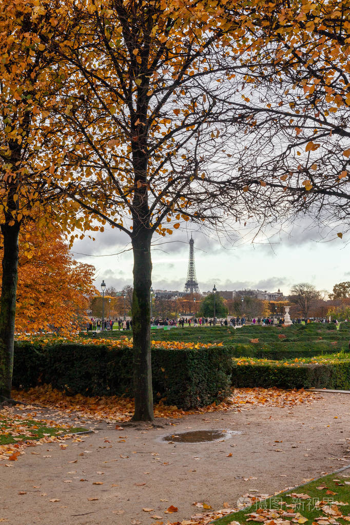 在雨中漫步在巴黎的大街上