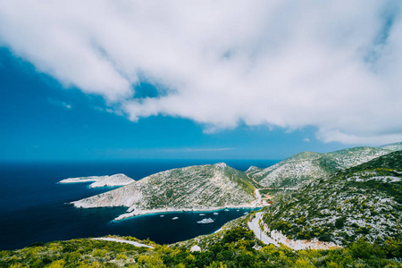 风景如画的扎金索斯白色悬崖和深蓝色大海的海岸线