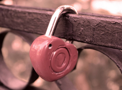 红心爱锁在桥上。 这种锁象征着多年来对那些挂锁的人的强烈爱