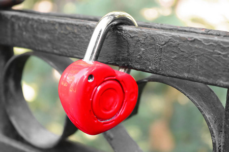 红心爱锁在桥上。 这种锁象征着多年来对那些挂锁的人的强烈爱